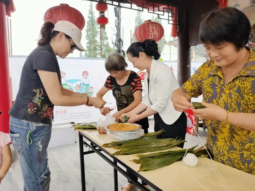 端午假期上海推出“粽”情枫泾全民裹粽